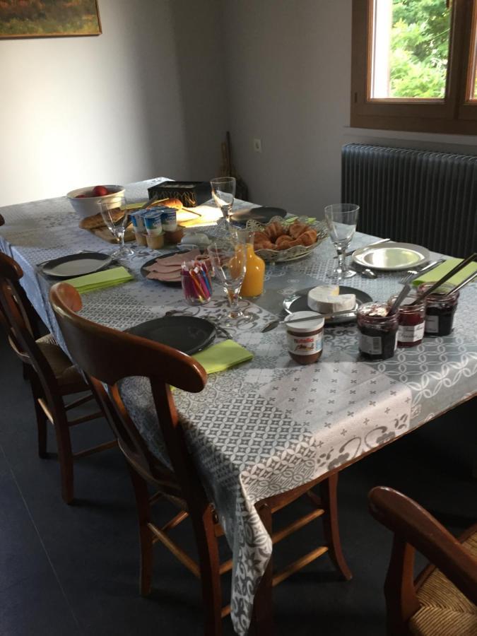 Sous La Tour Bed & Breakfast Agencourt Exterior photo